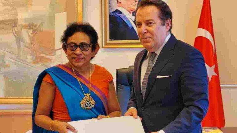 තුර්කියේ ශ්‍රී ලංකා තානාපතිනිය (නම් කළ) අක්තපත්‍ර ලිපියේ විවෘත පිටපත පිළිගන්වයි