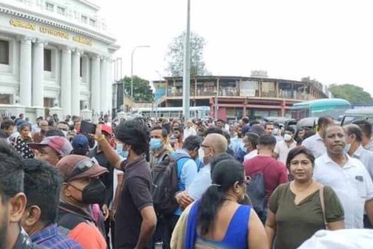 පොලිස් තහංචි නොතකා විරෝධතා පා ගමන ඇරඹෙයි !