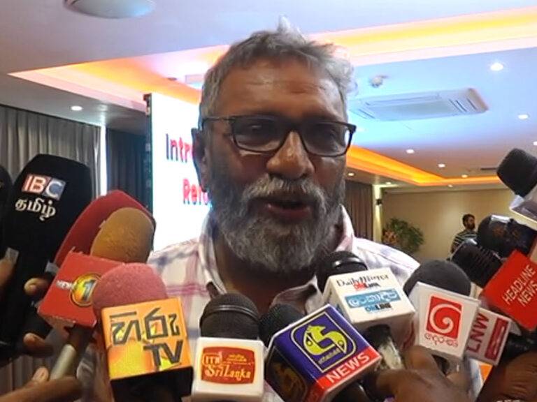 පරණ විදිහට තිබ්බොත් තමා නැත්නම් තව මාස හයක්වත් ජන්දේ කල් යයි! (VIDEO)