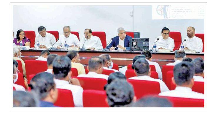 රාජ්‍ය නිලධාරීන් නීති පලිහක් කර ගත යුත්තේ ජනතා සේවයට මිස සමාගම්වල සේවයට නොවෙයි – ජනපති