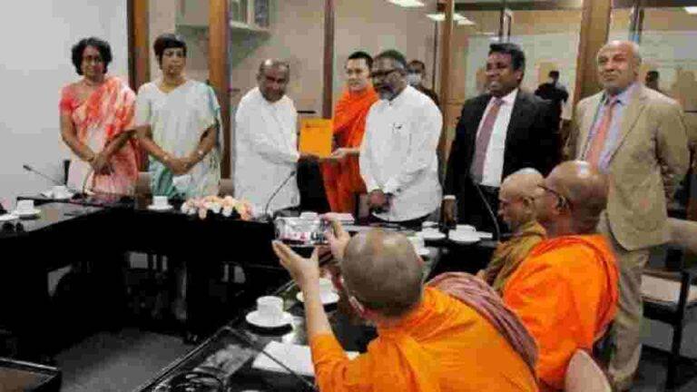 ජාත්‍යන්තර භික්ෂු නියෝජිත පිරිසක් කථානායකවරයා හමුවට!