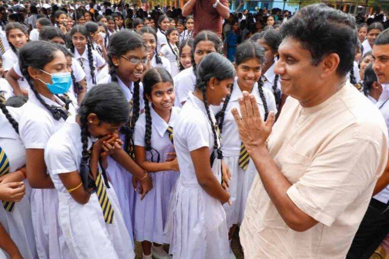 සජිත්ගේ “සක්වල” වැඩසටහනේ 45 වැනි බස් රථය කිලිනොච්චි මධ්‍ය මහා විද්‍යාලයට (Photos)