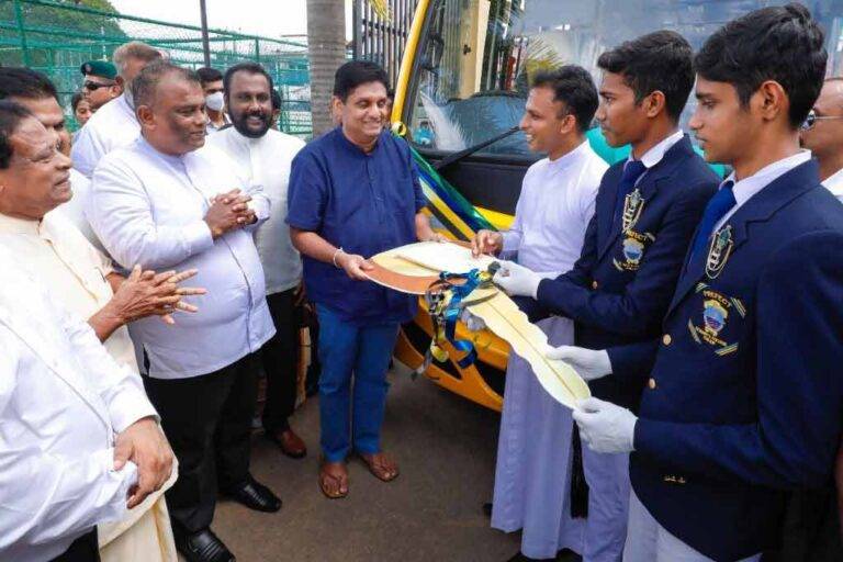 සජිත්ගේ “සක්වල” වැඩසටහනේ 43 වැනි බස් රථය හලාවත ශාන්ත මරියා විදුහලට (VIDEO)