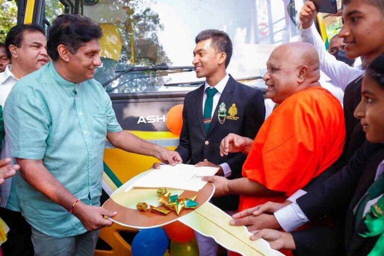 අනුර දිසානායකගේ ඉස්කෝලෙට “බස්මෑන්” ගෙන් බස් එකක් (VIDEO)