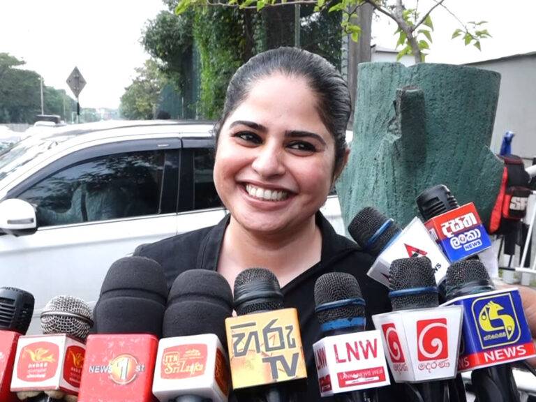 බන්ධනාගාරයෙන් එළියට ආපු තිලිණි ප්‍රියමාලි මාධ්‍යට කියපු දේ! (VIDEO)
