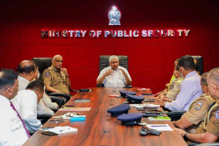 සමාජ පිළිල තුරන් කිරීමට නීතිය තදින් ක්‍රියාත්මක කරන්නැයි ඇමති ටිරාන්ගෙන් පොලිසියට උපදෙස්