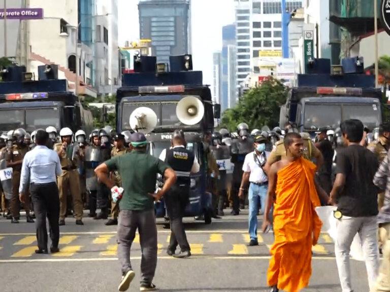 අන්තරේට අදත් කඳුළු ගෑස්! (VIDEO)