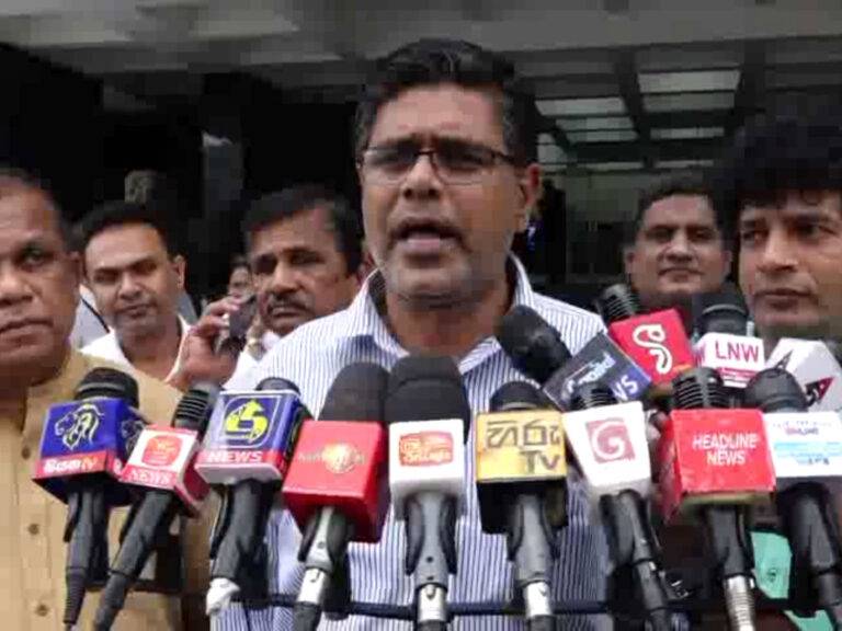 කොළඹ බලය අපි අල්ලනවා! (VIDEO)