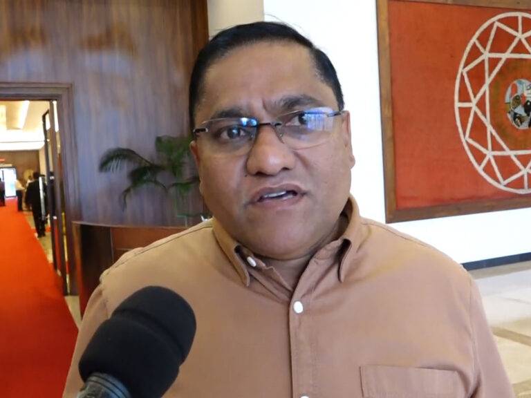 රනිල්ගේ ප්‍රතිපත්තියට රාජපක්ෂලා,දිනේෂ්ලා කැමතිද? සර්ව පාක්ෂික හමුව වර්ජනය කරමින් විජිත අසයි (VIDEO)