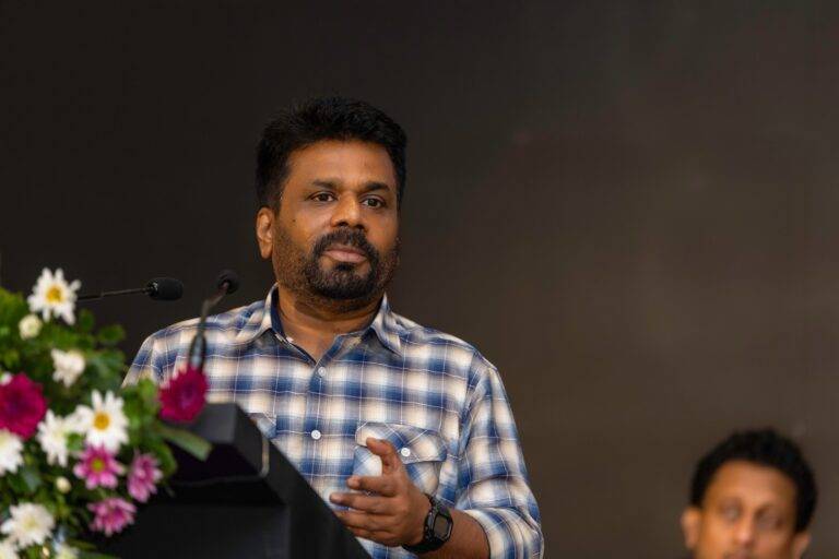 සියලු ආනයන-අපනයන නතර වෙලා, බැංකු පද්ධතිය කෙරෙහි පුරවැසියන්ගේ විශ්වාසය බිඳ වැටිලා!
