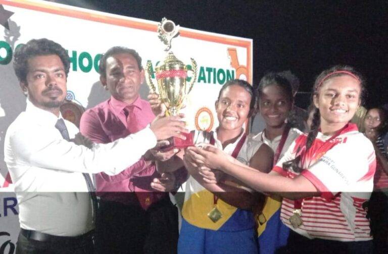Lucky වුණ පාසල් hockey