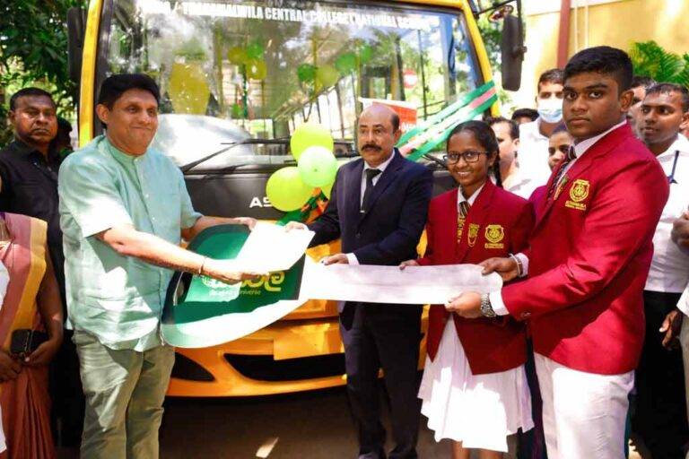 සජිත්ගේ “සක්වල” වැඩසටහනින් 70 වැනි බස් රථය තණමල්විල මධ්‍ය මහා විද්‍යාලයට