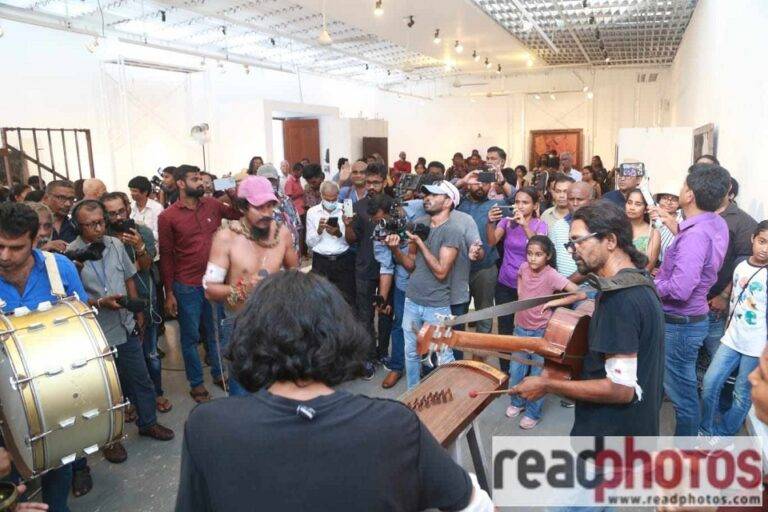 අරගලයේ සිත්තරා සුජිත් රත්නායකගේ දෘශ්‍ය කලා ප්‍රතිප්‍රහාරය! (PHOTOS)