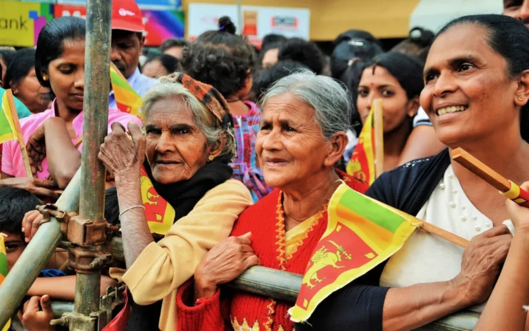 එක්ව ගැලවෙමු ද වෙන්ව වැනසෙමු ද?