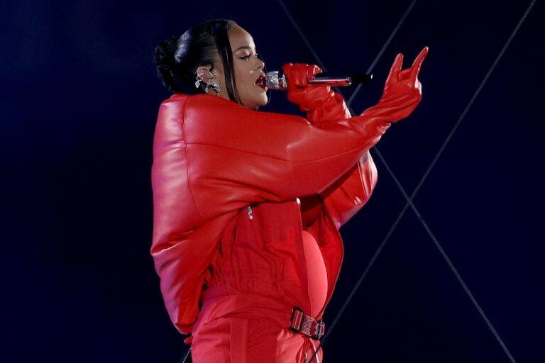 සුපර් බොව්ල් ෆුල් මාර්වලර්ස් කළ Rihanna ගේ අලුත්ම පණිවුඩය!