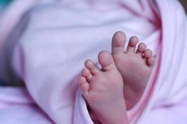 කුප්පි ලාම්පුවක් පෙරළී බිළිඳෙකු මරුට !