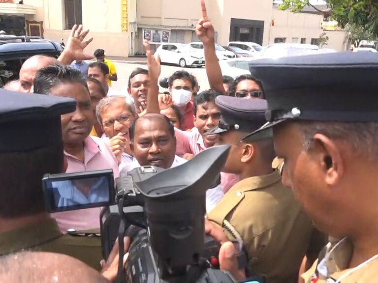 අපෙන් 15යි පොලීසියෙන් 60යි – වෘත්තීය සමිති නියෝජිතයින් හා පොලීසිය අතර උණුසුම් තත්ත්වයක්! (VIDEO)