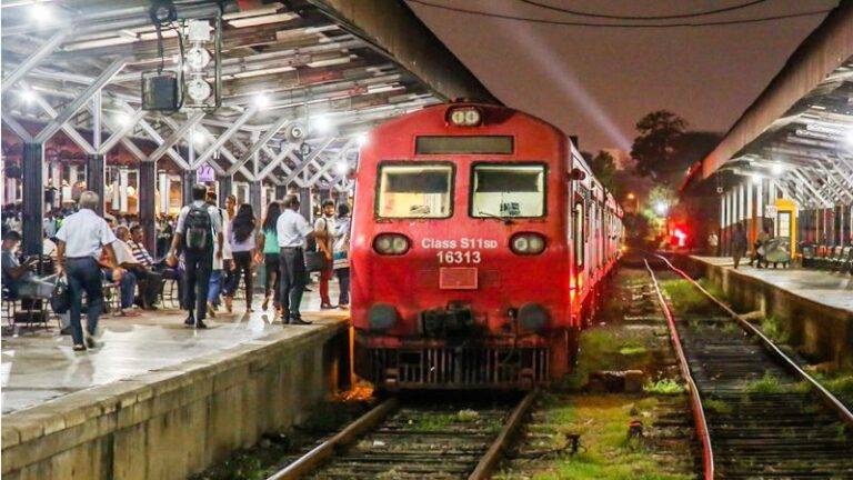 වර්ජනය කට උඩ තියෙද්දී දුම්රිය සේවකයින්ගේ නිවාඩු අවලංගු කෙරේ!