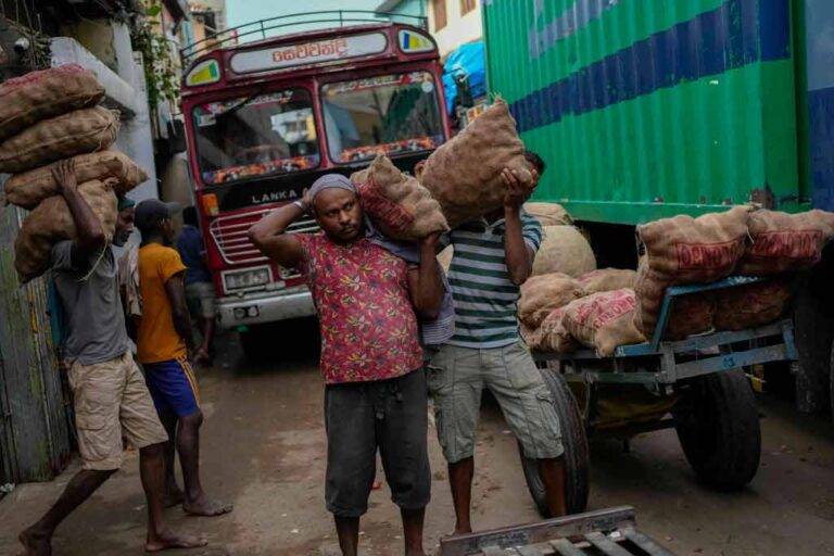 ශ්‍රම බලකා සහභාගීත්වය : ලංකාව මීට වඩා වේගයකින් කාර්මීකරණය නොවෙන්නේ ඇයි ?