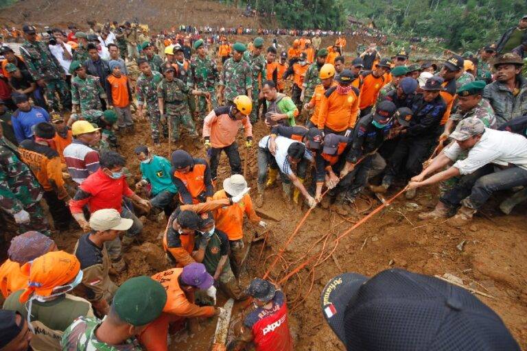 ඉන්දුනීසියාවේ නාය යෑම් හේතුවෙන පුද්ගලයන් 15 දෙනෙකු මරුට; අතුරුදන්වූවන්ගේ සංඛ්‍යාව 60 ඉක්මවයි.