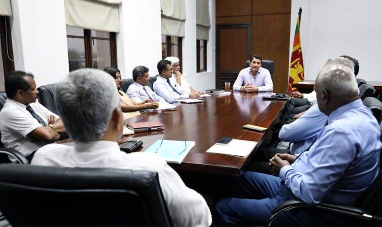 බිලියන ගණනකට බලපාන නීති මිලියන ගණනක් වෙනුවෙන් වෙනස් කළ හැකි ද?