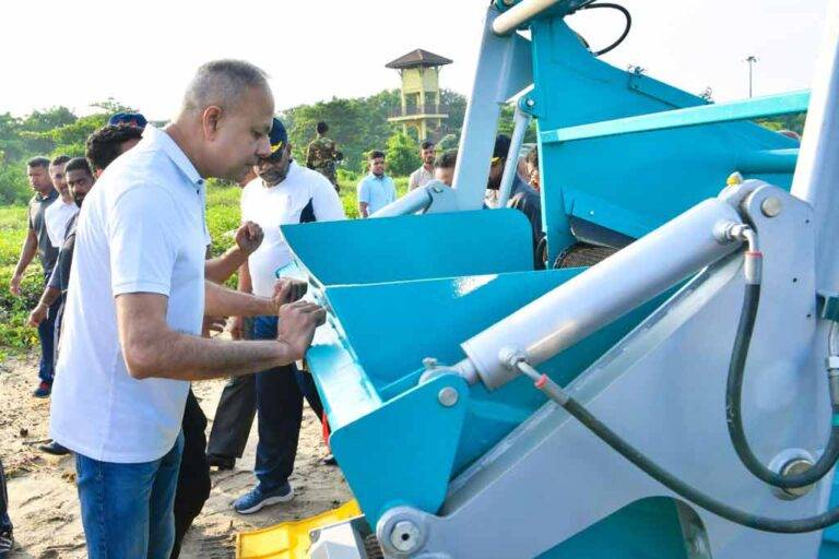 යන්ත්‍රානුසාරයෙන් වෙරළ තීරය පවිත්‍ර කිරීමේ වැඩසටහන සාගලගේ ප්‍රධානත්වයෙන් ඇරඹේ