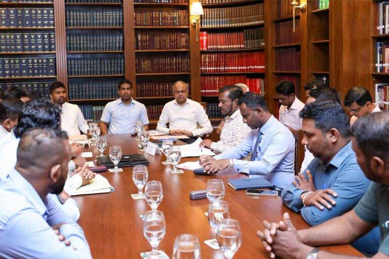 ඉදිරියේදී බදු සංශෝධන කරනවා, එතෙක් රට අස්ථාවර කරන්න එපා – සාගල වෘත්තීය සමිතිවලින් ඉල්ලයි