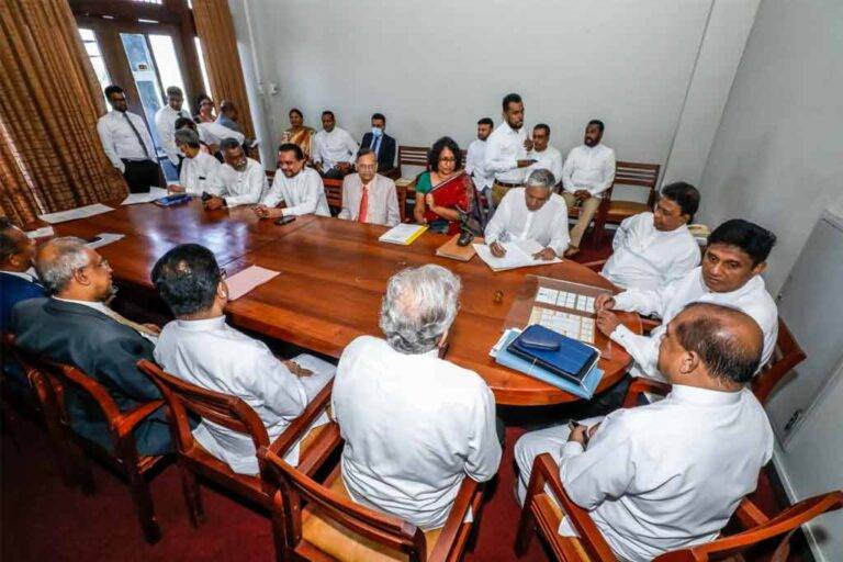 අධිකරණය හෑල්ලුවට ලක්කිරීමේ ආණ්ඩුවේ ක්‍රියාවලියට එරෙහිව විපක්ෂයට එක්වෙයි ! (VIDEO)