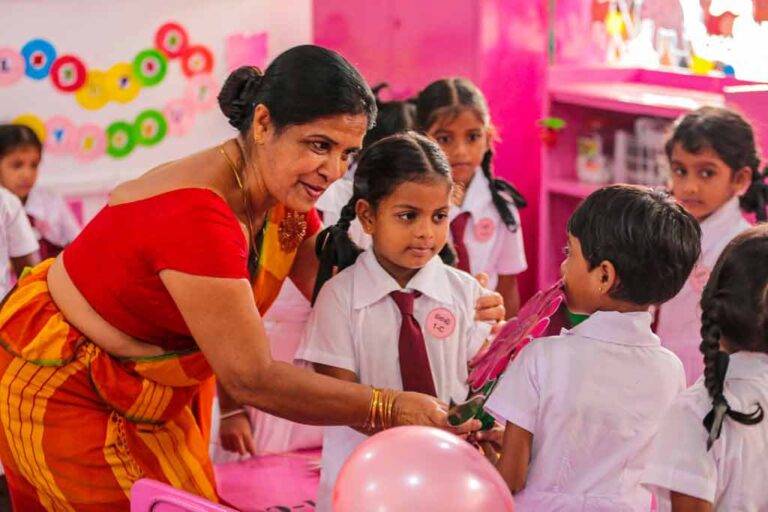 ලෝකයත් සමග ඉදිරියට යාමට ඉංග්‍රීසි ඉතාම වැදගත්. දිවයින පුරා දරුවන්ට ඒ අවස්ථාව ලබාදෙනවා – ඇමති