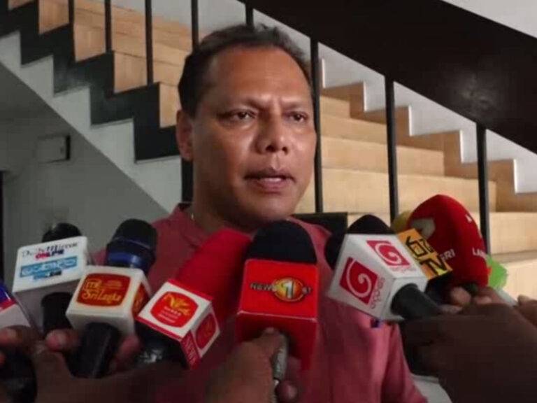 පාස්කු ප්‍රහාරයට අපේ ජනාධිපතිතුමා වන්දි ගෙවල හරියන්නේ නැහැ.කරපු කෙනා හොයන්න (VIDEO)