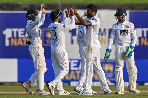 පිතිකරුවන්ගේ ටෙස්ට් ශතක හතරට ප්‍රභාත්ගෙන් කඩුලු පහක්!