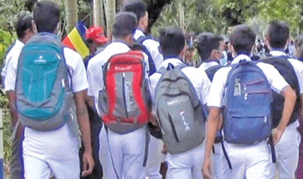 පාසල් බෑග් සහ සපත්තු මිල අඩු කිරීමට කඩිනම් පියවර
