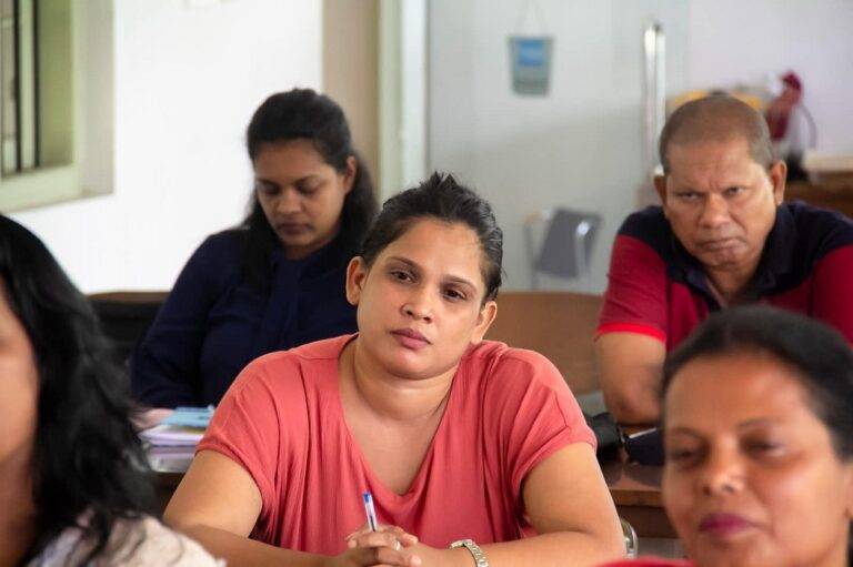 වළලු දැමූ දෑත්වලට මුෂ්ටි කවයේ වැඩි ඉඩක්