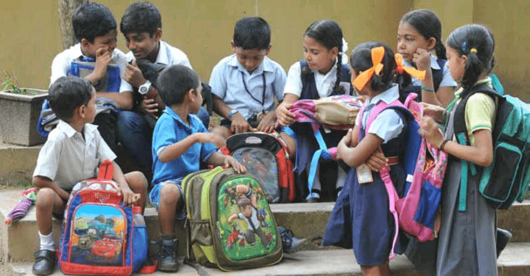 පාසල් බෑග් සහ සපත්තු මිල පහළට