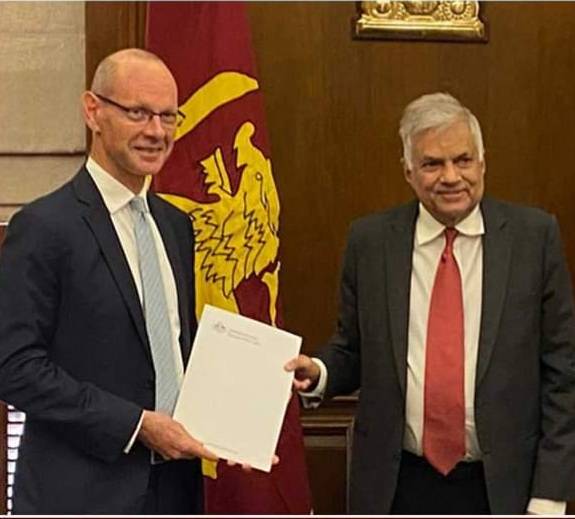 ඔස්ට්‍රේලියාවෙන් ගුවන් යානයක් තෑගි ලෙස