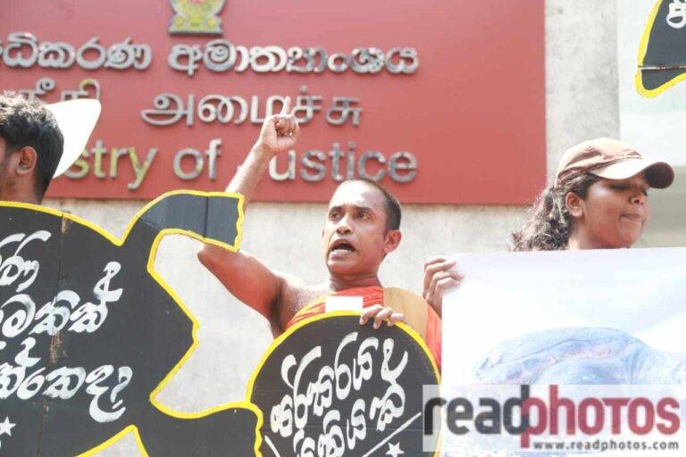 අධිකරණ ඇමතිත් නැව පැත්තෙද? ජනතාවගෙන් පැනයක්!
