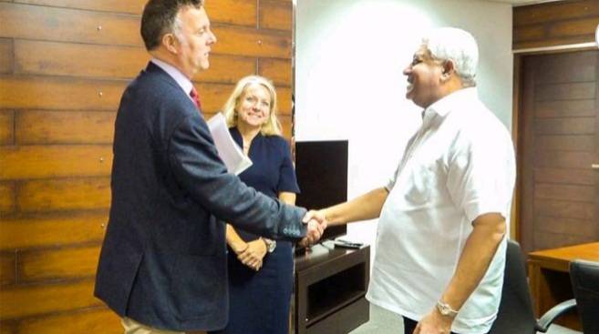 බෙන් මෙලර් සහ සේරා හල්ටන් මහජන ආරක්ෂක ඇමැති ටිරාන් අලස් මහතා හමුවෙයි.