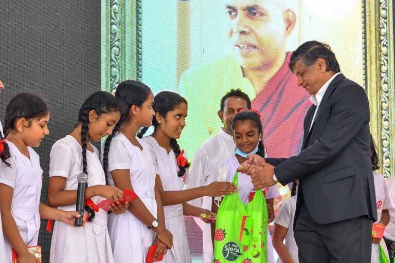 බෞද්ධාලෝක සීල සමාධි වැඩසටහන ෂැංග්‍රිලා හරිත භූමියේදී. සිසු සිසුවියන් 1200කට පාසල් උපකරණ