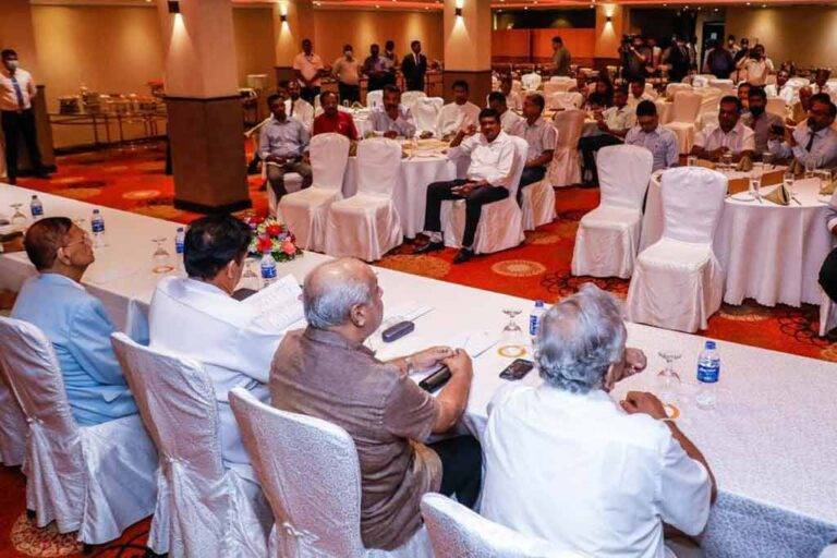 සජිත් ඇතුළු විපක්ෂයේ නියෝජිතයින් සහ මාධ්‍ය ආයතන ප්‍රධානීන් අතර හමුවක් (Photos)