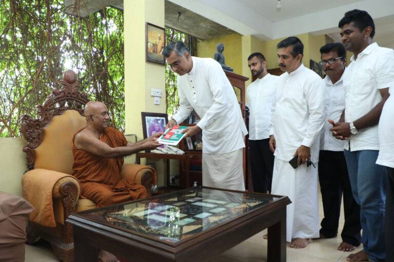 චම්පික ප්‍රතිපත්තියත් අරන් ආගමික නායකයින් හමුවට!