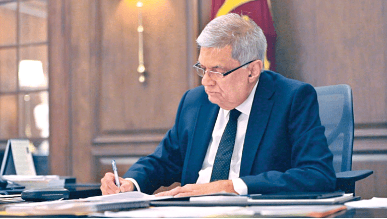 මහ කොමසාරිස්වරුන් තිදෙනෙක් සහ තානාපතිවරුන් හත් දෙනෙක් ජනපති වෙත සිය අක්තපත්‍ර භාරදෙති