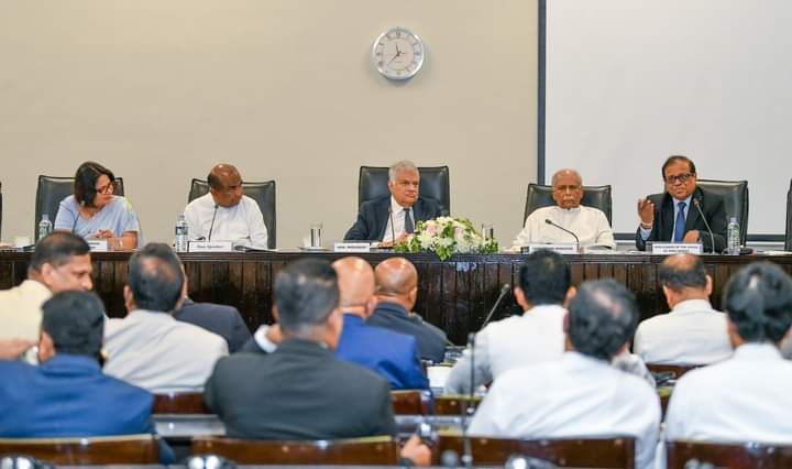 පක්ෂ විපක්ෂ මන්ත්‍රීවරු හමුවූ ජනපති රනිල්