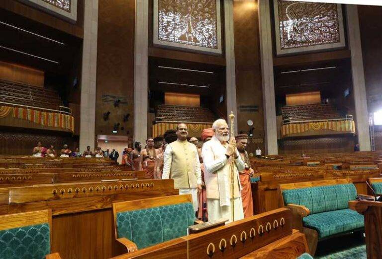 ඉන්දියාවේ නව පාර්ලිමේන්තු ගොඩනැගිල්ල අග්‍රාමාත්‍ය නරේන්ද්‍ර මෝදි අතින් ජාතියට තිළිණ කෙරේ