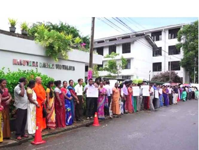 කලුතර බාලිකා විදුහලේ ගුරුවරුන් 300ක් පමණ අද (26) විරෝධතාවයක්
