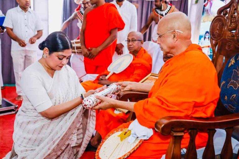 ජලනි ප්‍රේමදාසට “ශ්‍රී සුගත ශාසන ප්‍රසාදනී” ගෞරව නාමය පිරිනැමේ (Photos)