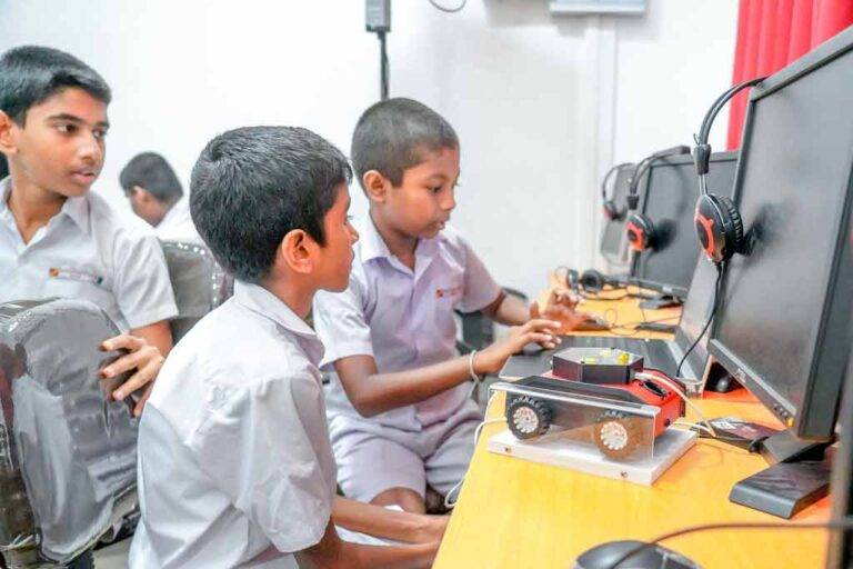 පරිගණක භාෂා භාවිතයෙන් රොබෝවරුන් හැසිරවීම ඉගැන්වීමේ නියමු ව්‍යාපෘතියක් මහරදී (Photos)