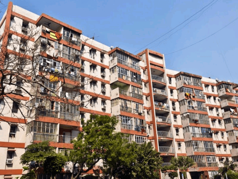 කොළඹ පිහිටි මහල් නිවාස කීපයක් ඉතා අබලන් තත්ත්වයක.