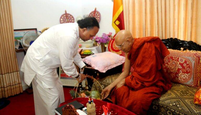 සබරගමුව නව ආණ්ඩුකාර නවීන් දිසානායක දළදා සමිඳුන් වැඳ පුදා ගනියි