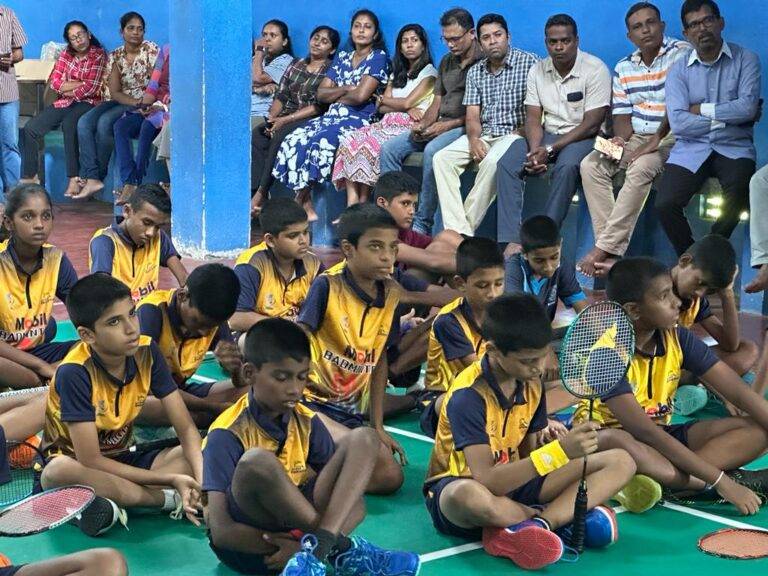 ගාලු බැඩ්මින්ටන් සිරිය වෙනුවෙන් පිහාටු මල් කැකුළුවලට සුවඳ ගල්වයි