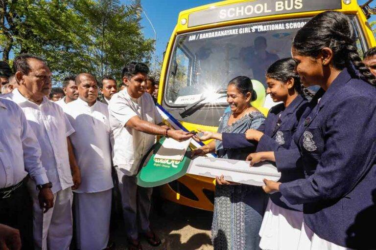 “සක්වල” වැඩසටහනෙන් 71 වැනි බස් රථය අම්පාර බණ්ඩාරනායක බාලිකා විද්‍යාලයට (Photos)